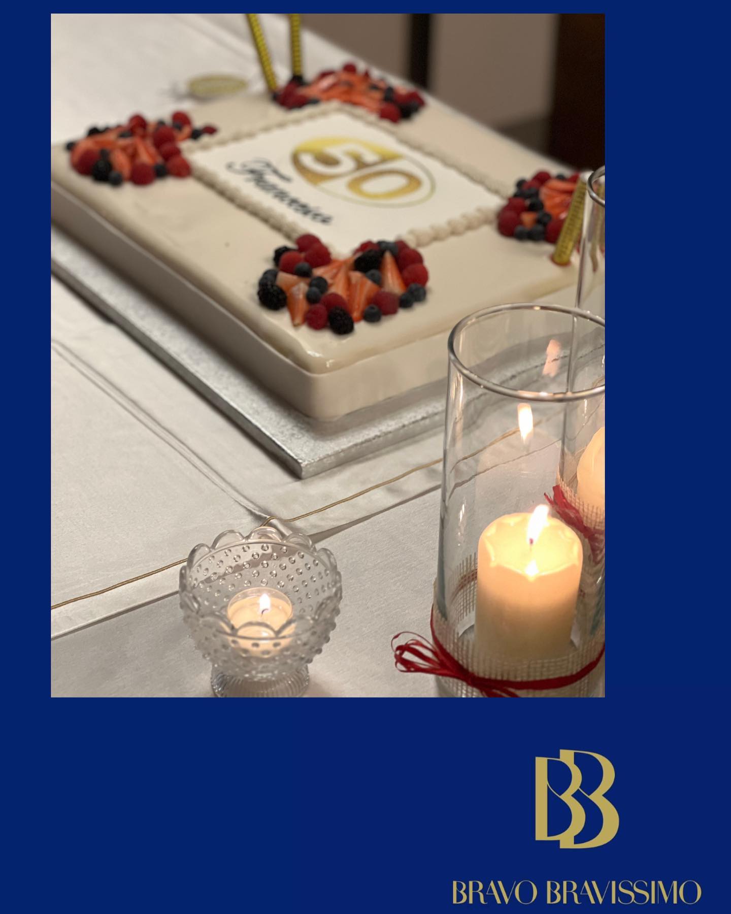 La TORTA, senza candeline, era un simbolo di rispetto e di omaggio. Questa tradizione fu poi ripresa dai Greci che unirono le due usanze in un singolo rito. La torta era preparata per rendere omaggio ad Artemide, dea della Luna: una torta di miele e farina, tonda come la luna, illuminata da una candela.