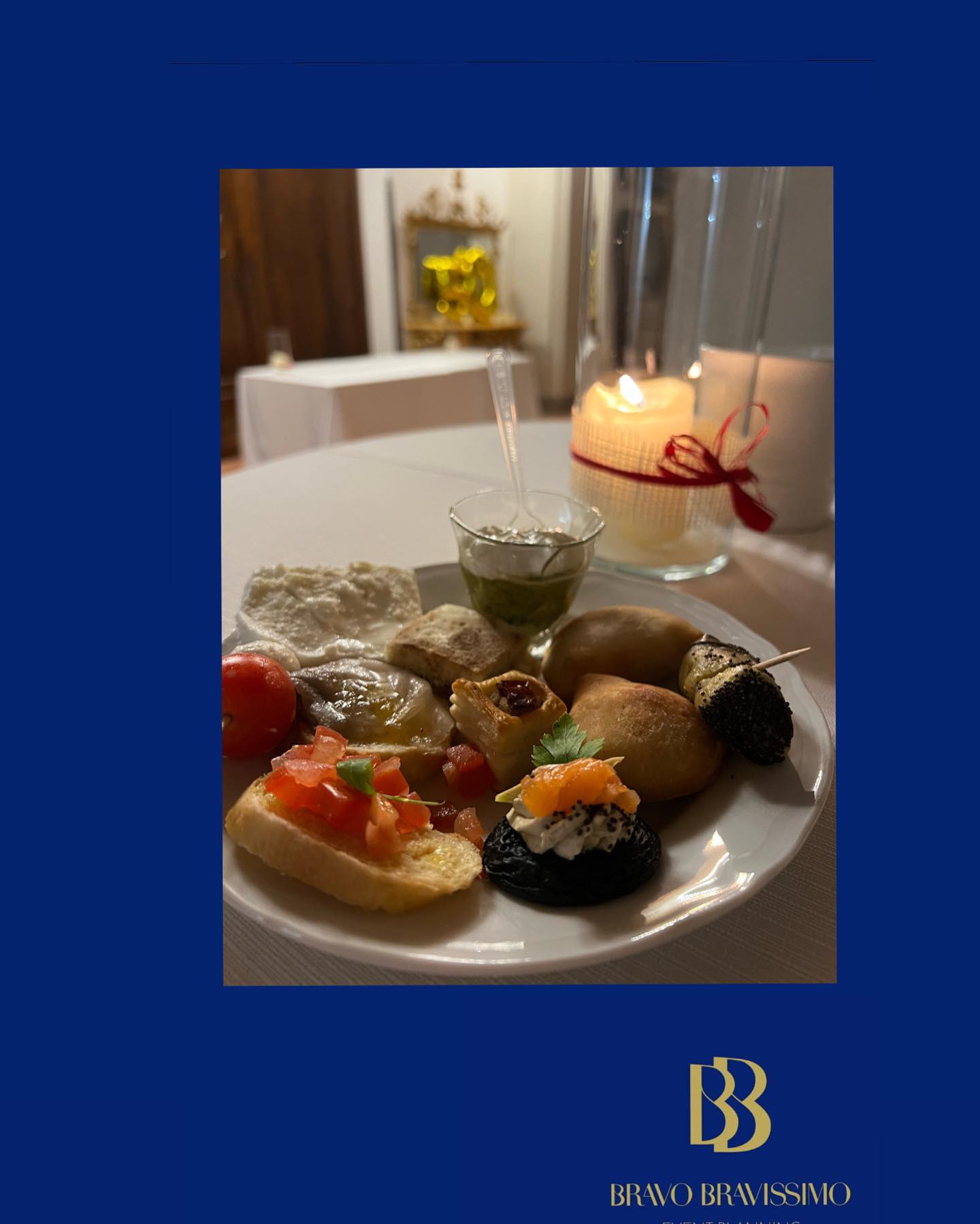 Buffet, è un tipo di disposizione delle portate o un tipo di servizio in cui il cibo è posto in un’area pubblica dove i commensali si servono da soli, scegliendo cosa consumare. Il termine è francese, originario del XVIII secolo, e originariamente indicava il mobile sul quale si disponevano le vivande in modo ben visibile si consumatori; diventato poco frequente nelle abitazioni, è rimasto relegato all’ambito ristorativo, spostando lo slittamento del termine.