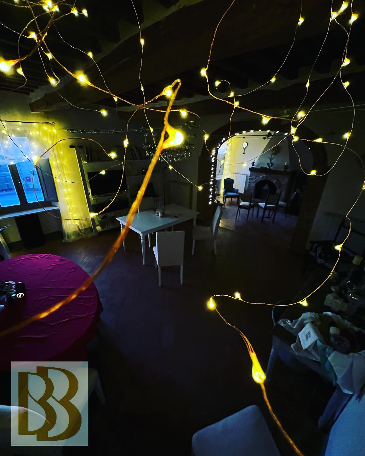 #addobbinatalizi #BBSHOWROOM #borgodilornano #bravobravissimoevents intanto abbiamo illuminato di oro il nostro show-room